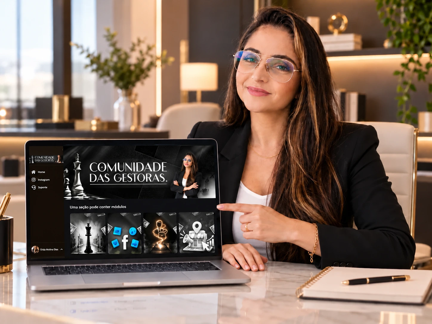 Élida apresentando um notebook com a área de membros da Comunidade das Gestoras